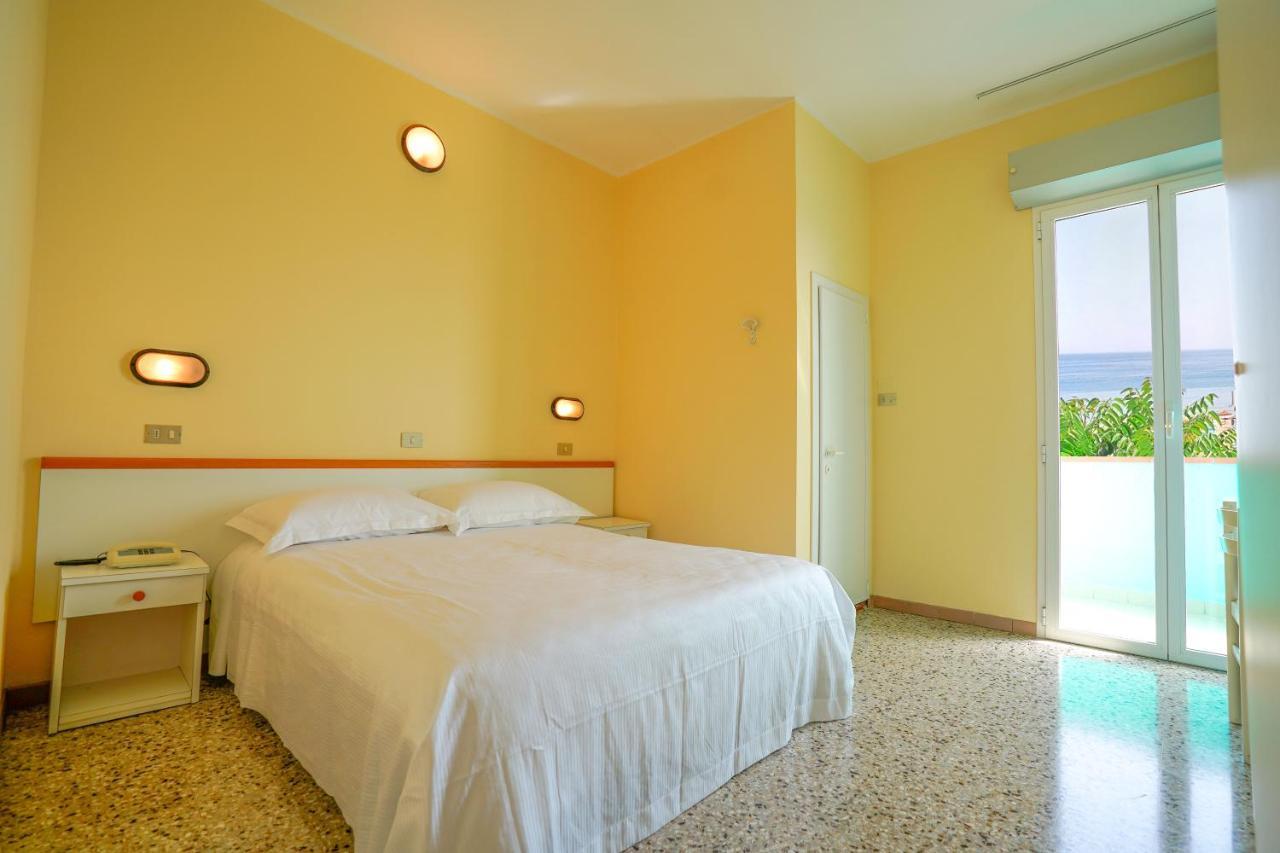 Hotel Mondial Rimini Exterior photo